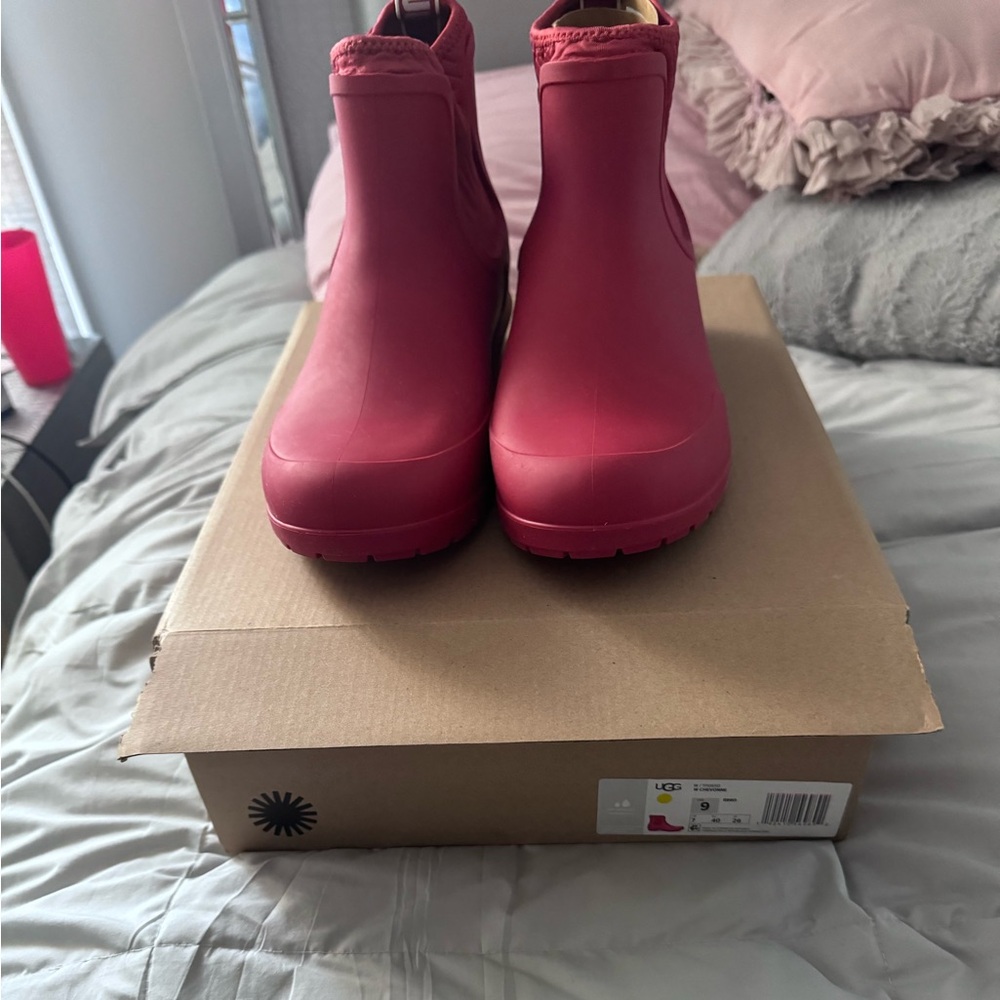 Ugg rain boots never worn size 9